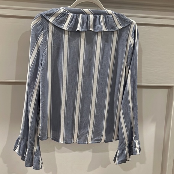 AMERICAN EAGLE Blue and While Stripe Top. Size Medium - Picture 7 of 8